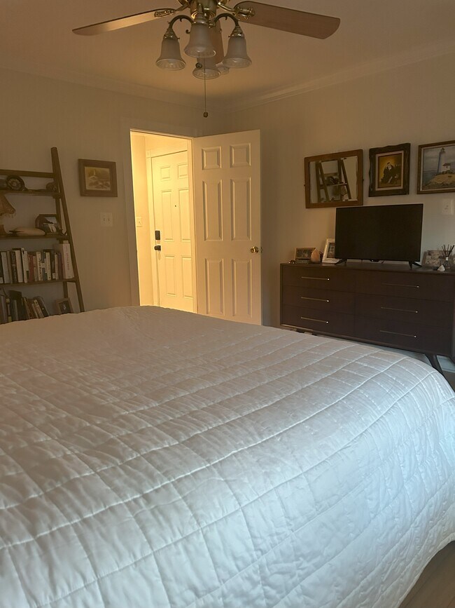 Building Photo - 1233 Raum St NE