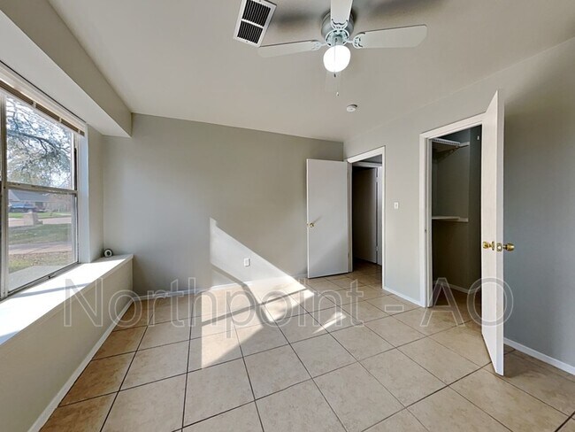 Foto del edificio - 6431 Sandy Oaks Dr