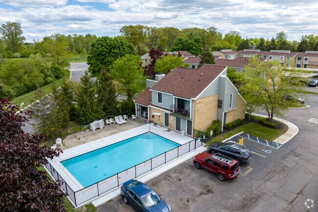 Oficina de arrendamiento y piscina - Turtle Creek Apartments