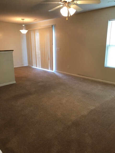 Sala de estar - 837 Whitetail Ct