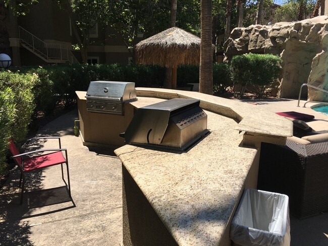 Building Photo - Furnished two bedroom in upscale guard gat...