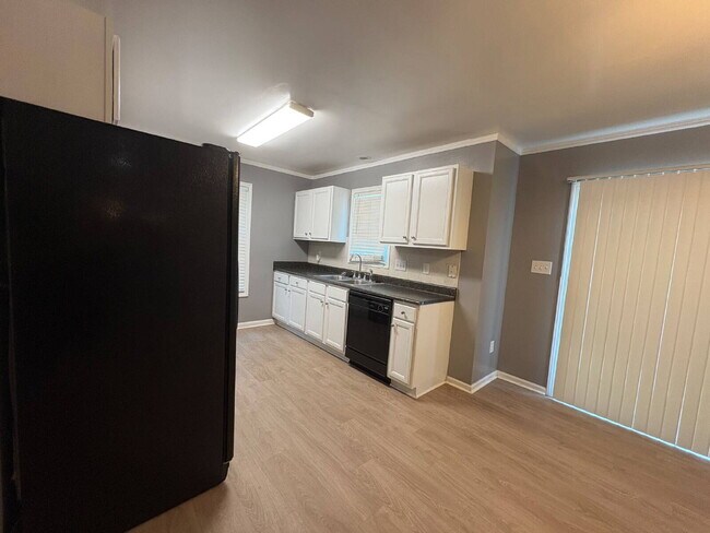 Foto del edificio - Spacious 4-Bedroom Sanctuary with Cozy Fireplace on Chimney Swift Drive!