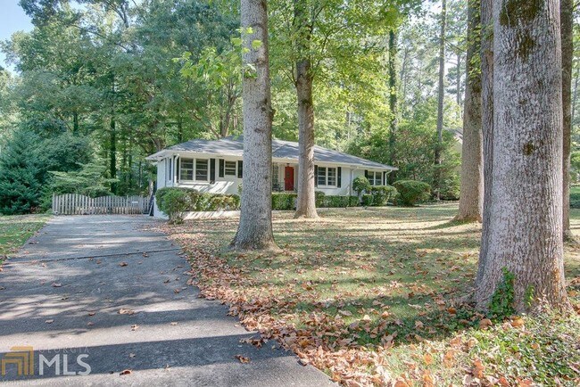 Building Photo - 2225 Lyle Ave