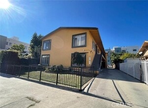 Building Photo - 1433 N Bronson Ave