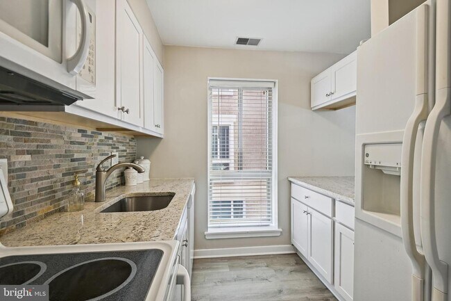 Building Photo - 409 S Sharp St