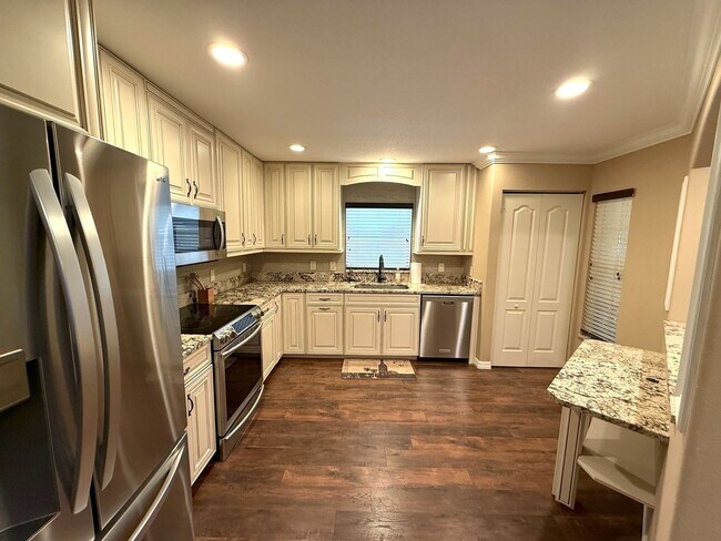 Foto del edificio - NEWLY LISTED!! Beautifully Updated 3-Bed/2-Bath Home in Sarasota!