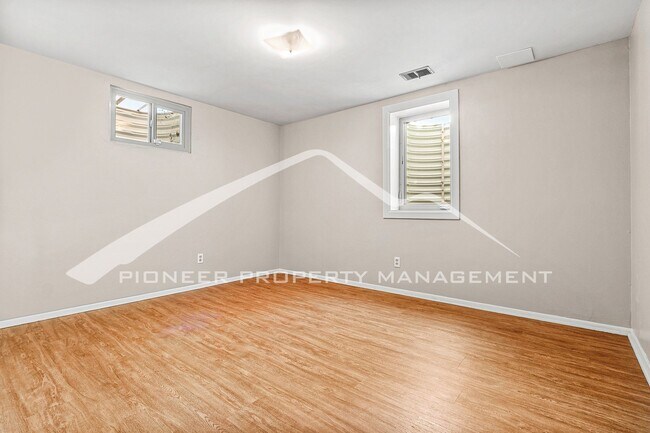 Foto del edificio - Amazing Spacious Home with 2 Car Garage an...