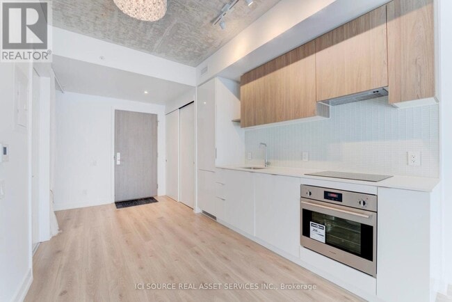 Building Photo - 161 Roehampton Ave