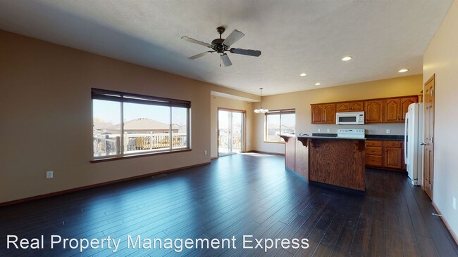 Foto del edificio - 4 br, 3 bath House - 2208 S Hofstad Avenue