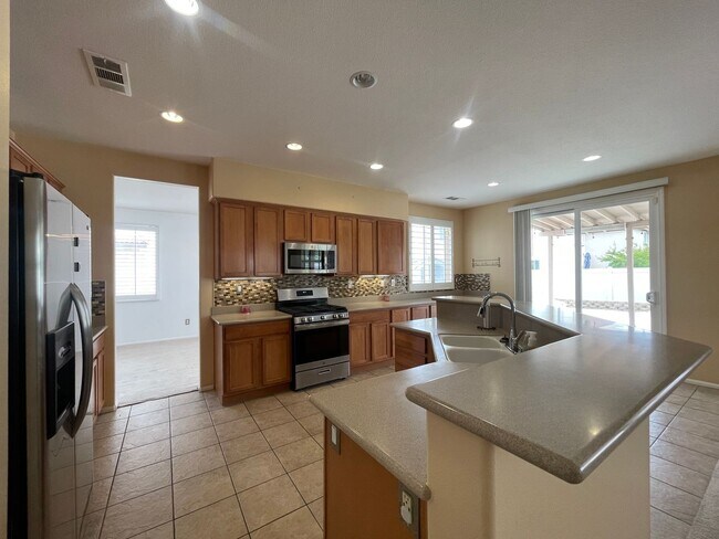 Foto del edificio - Palmdale 5 Bedrooms + 3 Bathroooms