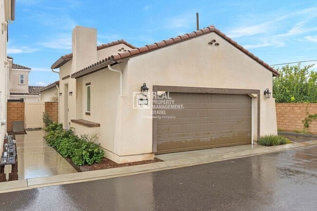 Building Photo - 365 Huntington Ct