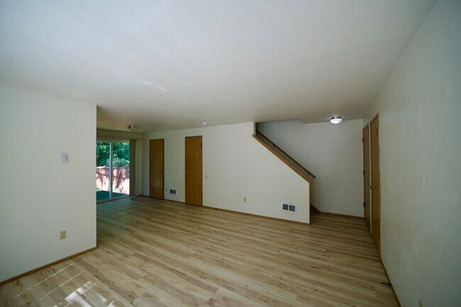 Building Photo - Spacious Townhome with Private Yard Near Lake Stevens!