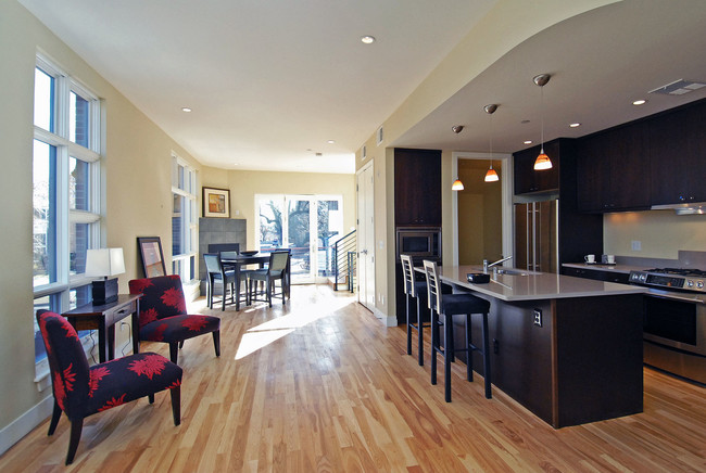 Cocina/chimenea - Washington Street Townhomes