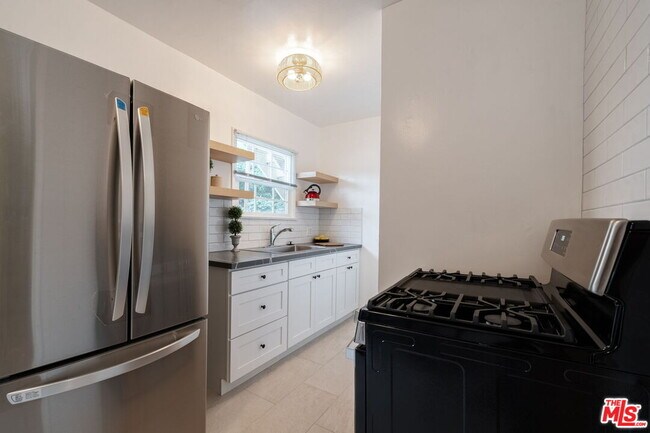 Foto del edificio - 823 Highland Ave