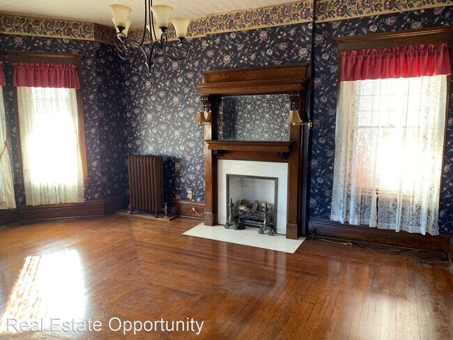 Building Photo - 2 br, 1.5 bath House - 751 E. Main St