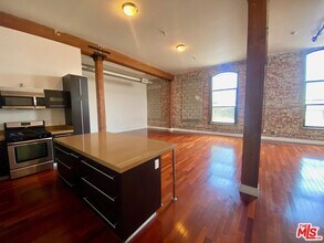 Building Photo - 652 Mateo St