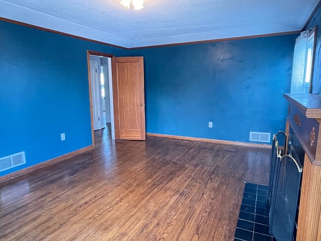 Building Photo - Concordia 3 bedroom, 1 1/2 bath house with...