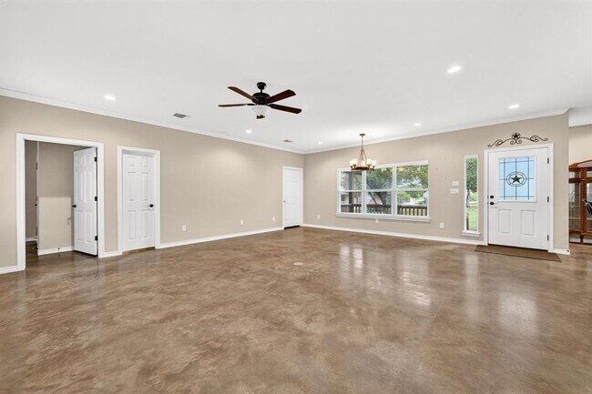 Building Photo - 606 Rogart Dr