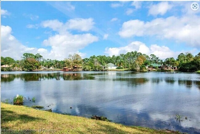 Foto del edificio - 5702 Lilac Rd