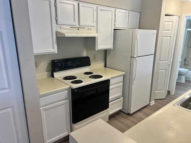 Building Photo - AVAILABLE NOW!  Cozy condo in the Chestnut Community!