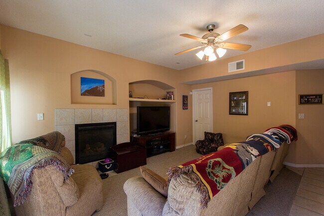 Building Photo - BEAUTIFUL EASTSIDE HOME WITH POOL AND HOTTUB