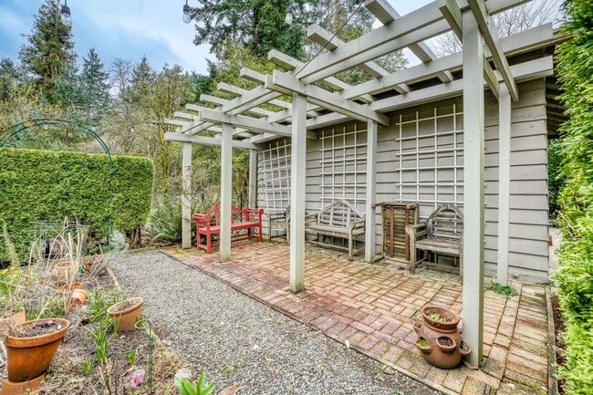 Building Photo - Montlake/Madison Park Area | Remodeled 3 Bed + Bonus Spaces | Arboretum Access