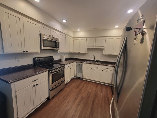 Building Photo - 4 Bedroom/3 Bath -Great, Layout