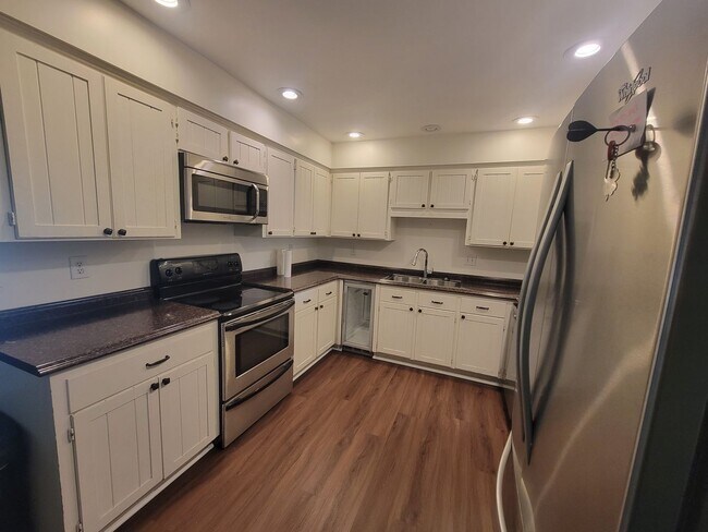 Foto del edificio - 4 Bedroom/3 Bath -Great, Layout