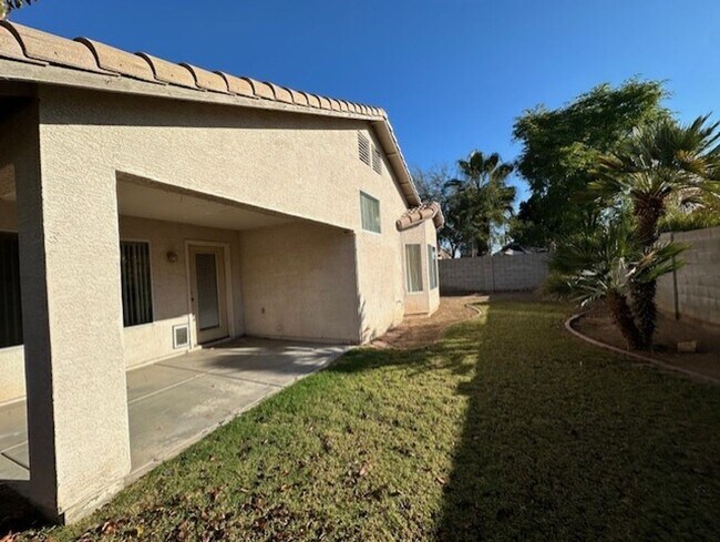 Building Photo - SINGLE LEVEL 4 BEDROOM HOME WITH 2 CAR GAR...