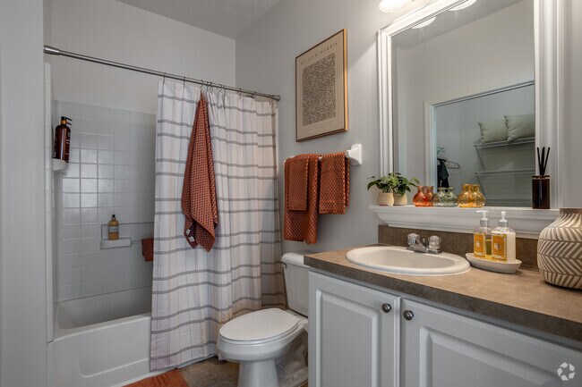 1 habitación, 1 baño - 611 pies cuadrados - Baño - Fisher Commons