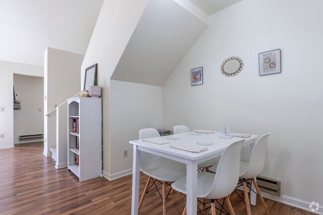 1BR, 2 BA - 840SF - Comedor - Lakepoint Commons
