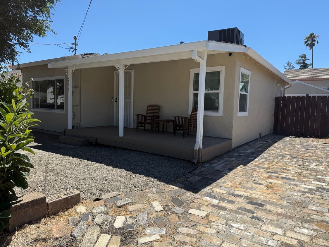 Primary Photo - 213 W Ruby St