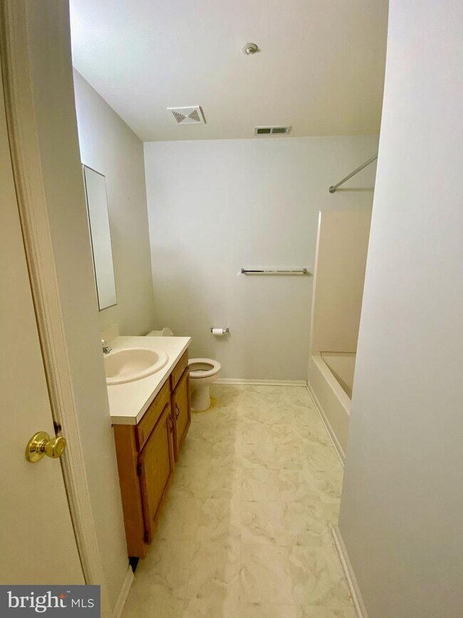 Building Photo - 92 Crestmont Dr