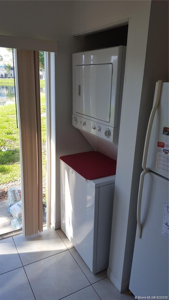 Building Photo - 2600 SE 12th Pl