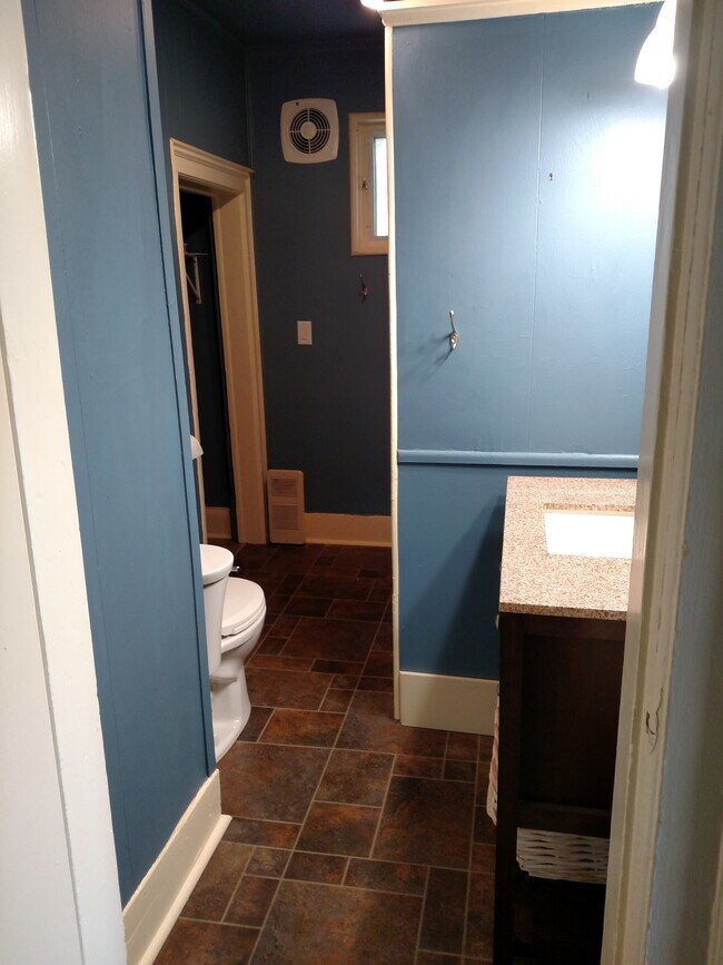 Baño - 1024 Main St