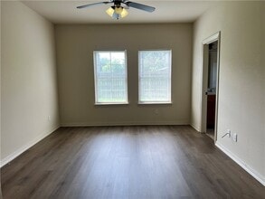 Building Photo - 930 Kensington Dr