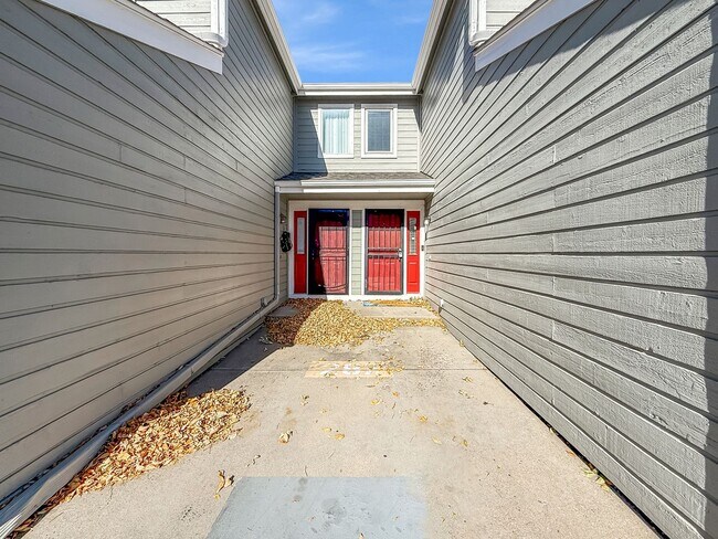 Foto del edificio - $0 DEPOSIT OPTION. CHARMING TWO-STORY TOWN...