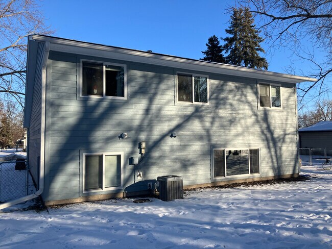 Foto del edificio - 8217 Logan Ave N