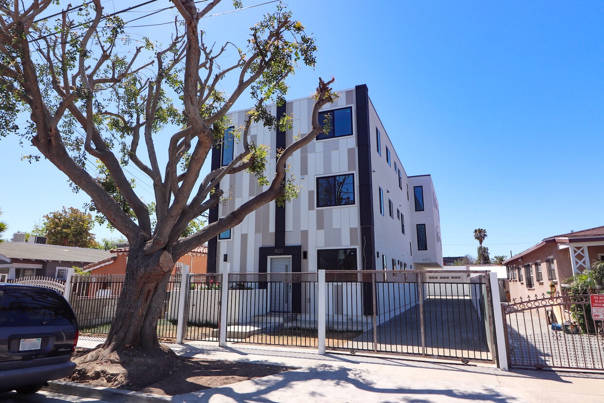 Primary Photo - 1622 W 36th Plz