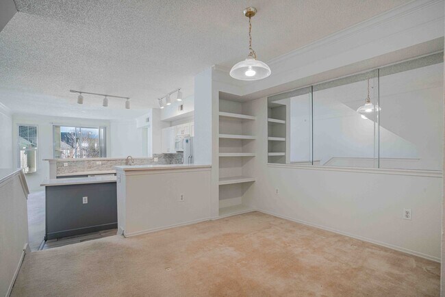 Foto del edificio - Townhouse for Rent in a Gated Community of the Desirable Rock Creek