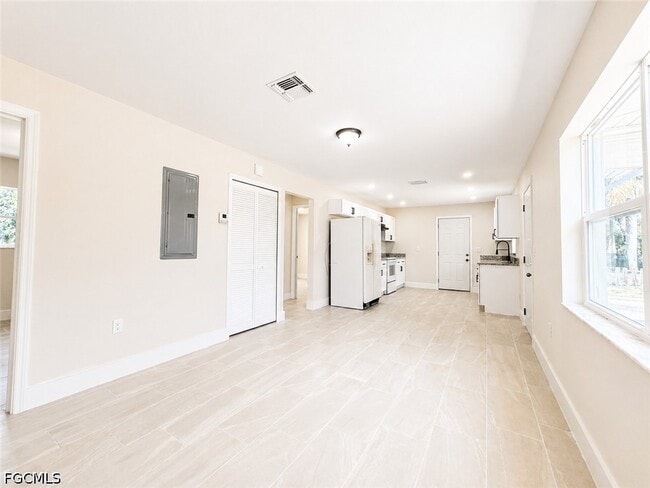 Building Photo - 4426 Poinsettia St