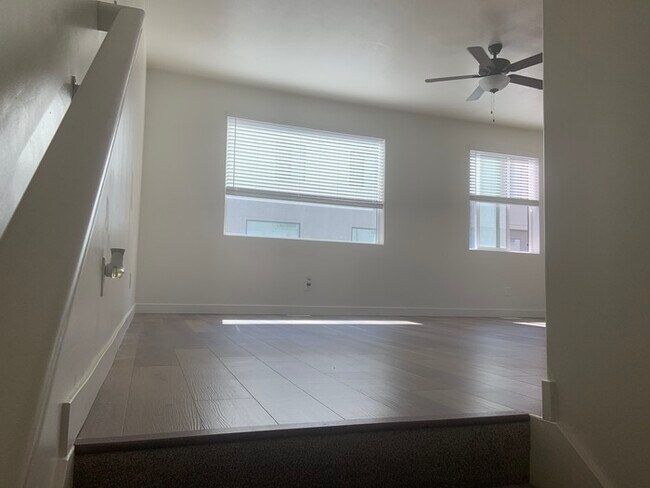 Building Photo - Stylish Townhome in American Fork