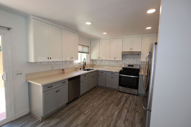 Foto del edificio - 102 Hoover Ave