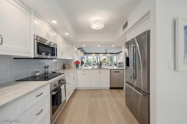 Building Photo - 800 River Point Dr