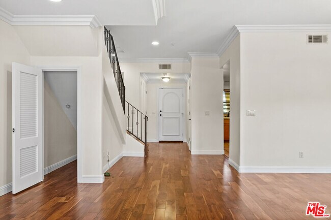 Foto del edificio - 1050 N Edinburgh Ave