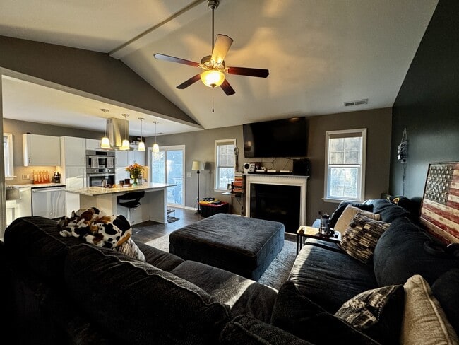 Building Photo - 211 Hidden Oaks Dr