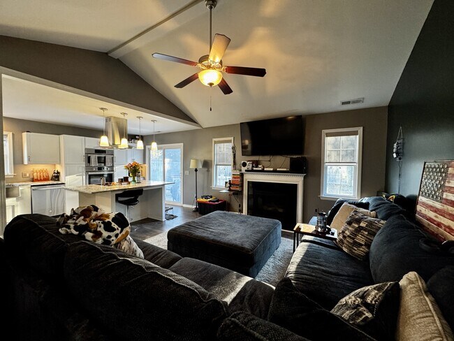 Foto del edificio - 211 Hidden Oaks Dr