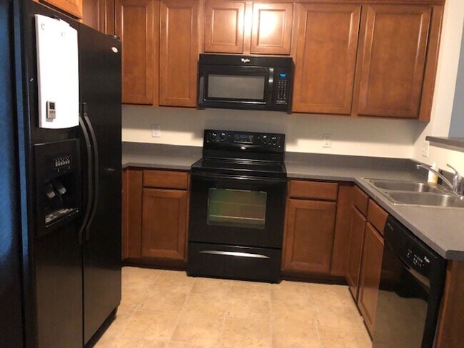 Building Photo - Nice 2 bedroom 2.5 bath Townhome