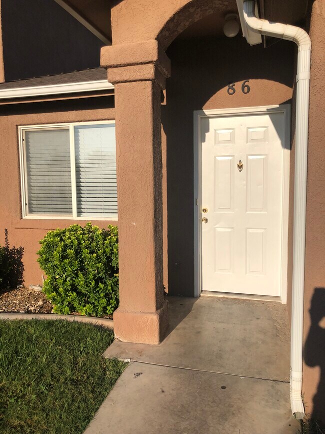 Building Photo - 444 Sunland Dr