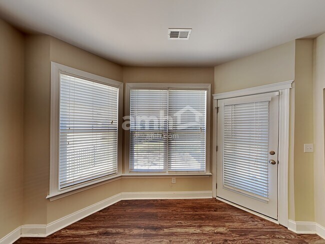 Foto del edificio - 8320 Willow Branch Dr